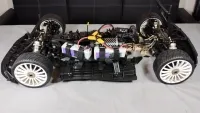 MCD XR5 Max 4 Pro Rally ohne Karosserie mit freigelegtem Chassis und befestigten Akkus