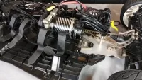 Offener Akkubereich des MCD XR5 Max 4 Pro Rally neben geripptem Motor und Anschlusskabeln