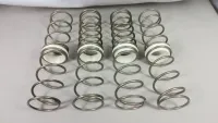 Acht silberfarbene Federn des Traxxas X-Maxx Tuning-Feder-Sets HD in zwei Reihen