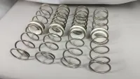 Traxxas X-Maxx Tuning-Feder-Set HD mit unterschiedlich gewickelten Metallfedern in schräger Draufsicht
