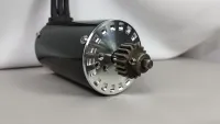 Universal-Motorplatte am schwarzen Traxxas-Velineon-Motor mit montiertem Ritzel