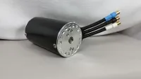 Traxxas-Velineon-Motor mit silberfarbener Universal-Motorplatte und drei farbig markierten Anschlusssteckern