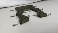 Olivfarbene Reglerplatte für Traxxas XRT mit wabenförmiger Oberfläche und ausgelegten Schrauben