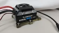 Hobbywing EZRUN MAX6 auf einer Reglerplatte für Traxxas XRT mit Lüfter und Anschlusskabeln