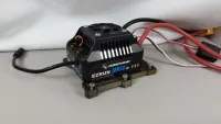 Auf Reglerplatte montierter Hobbywing EZRUN MAX6 mit sichtbaren Anschlussbuchsen und seitlichem Kabel