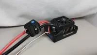 Hobbywing-EZRUN-Schalter im Halter an roten und schwarzen Kabeln neben dem Regler