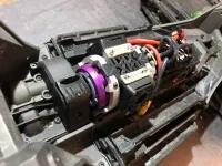 LMT 3030 LK mit violetter Endkappe und Lüfter im offenen Chassis eines Traxxas XRT