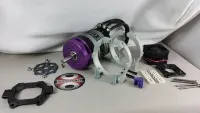LMT-3030-LK-Motor für Traxxas X-Maxx mit violetter Stirnseite, Halteringen und ausgelegten Befestigungsteilen