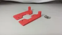 Zwei rote Reglerhalter für Hobbywing MAX6 am Traxxas X-Maxx mit ausgelegten Schrauben