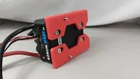 Rote Reglerhalter an der Unterseite eines Hobbywing EZRUN MAX6 mit angeschlossenen Kabeln