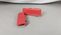 Zwei rote Reglerhalter mit eingeprägtem Castle-X-8S-Schriftzug für Traxxas X-Maxx