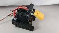 Castle-Regler in schwarzen X-Maxx-Haltern mit Lüfter, Anschlussbuchsen und gelbem Stecker